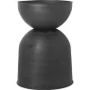 Ferm Living Hourglass pot groot Ø50 cm, Zwart-donkergrijs< Bloempotten
