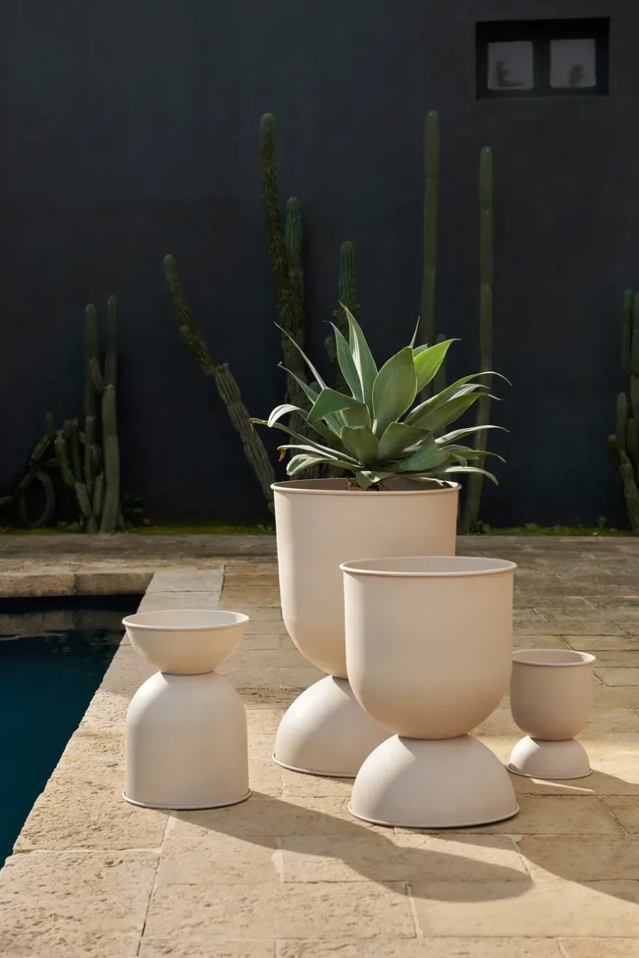 Ferm Living Hourglass pot klein Ø30 cm, Cashmere< Bloempotten
