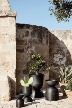 Ferm Living Hourglass pot klein Ø30 cm, Zwart-donkergrijs< Bloempotten