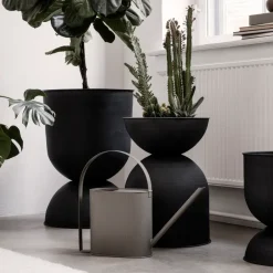 Ferm Living Hourglass pot medium Ø40 cm, Zwart-donkergrijs< Bloempotten