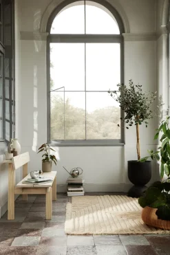 Ferm Living Hourglass pot medium Ø40 cm, Zwart-donkergrijs< Bloempotten