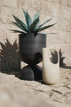 Ferm Living Hourglass pot medium Ø40 cm, Zwart-donkergrijs< Bloempotten
