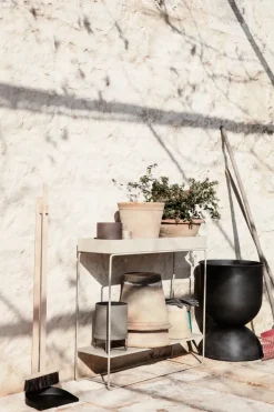 Ferm Living Hourglass pot medium Ø40 cm, Zwart-donkergrijs< Bloempotten