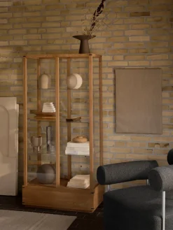 Kristina Dam Studio Japanese vitrinekast large, Warm geolied eik< Kasten & Vitrines
