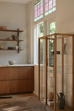 Kristina Dam Studio Japanese vitrinekast large, Warm geolied eik< Kasten & Vitrines