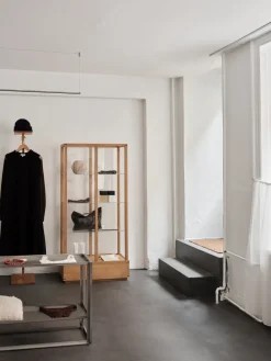 Kristina Dam Studio Japanese vitrinekast large, Warm geolied eik< Kasten & Vitrines