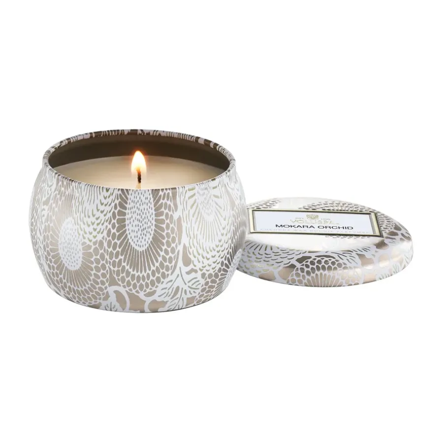 Voluspa Japonica Mini Tin geurkaars 25 uur, Mokara Orchid< Geurkaarsen & Aroma Diffusers