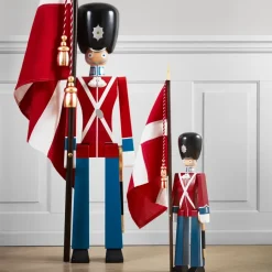 Kay Bojesen Denmark Kay Bojesen vaandeldrager met textielvlag, 50 cm< Houten Beelden