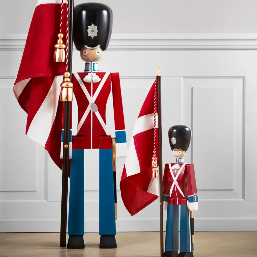 Kay Bojesen Denmark Kay Bojesen vaandeldrager met textielvlag, 50 cm< Houten Beelden