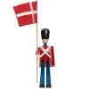 Kay Bojesen Denmark Kay Bojesen vaandeldrager met textielvlag, 29,5 cm.< Houten Beelden