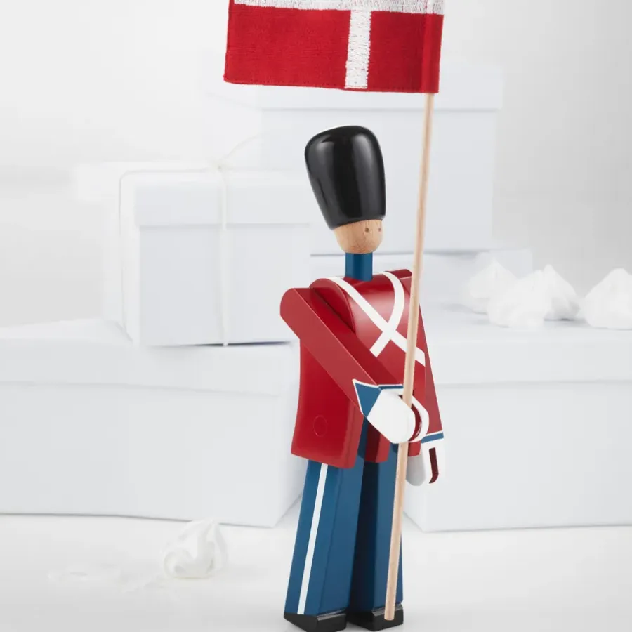Kay Bojesen Denmark Kay Bojesen vaandeldrager met textielvlag, 29,5 cm.< Houten Beelden