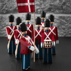 Kay Bojesen Denmark Kay Bojesen vaandeldrager met textielvlag, 29,5 cm.< Houten Beelden