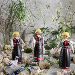 Kay Bojesen Denmark Kay Bojesen vrouw in Noorse kleerdracht, Zwart-rood-wit< Houten Beelden