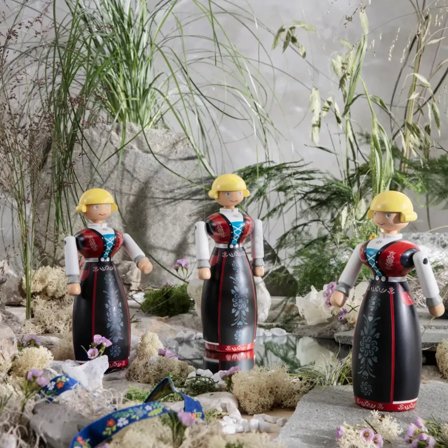 Kay Bojesen Denmark Kay Bojesen vrouw in Noorse kleerdracht, Zwart-rood-wit< Houten Beelden