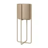 Blomus Kena pot op poten S h55 cm Ø22 cm, Nomad (beige)< Bloempotten