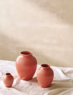 Knabstrup Keramik Knabstrup vaas geribbeld 20 cm, Coral< Vazen