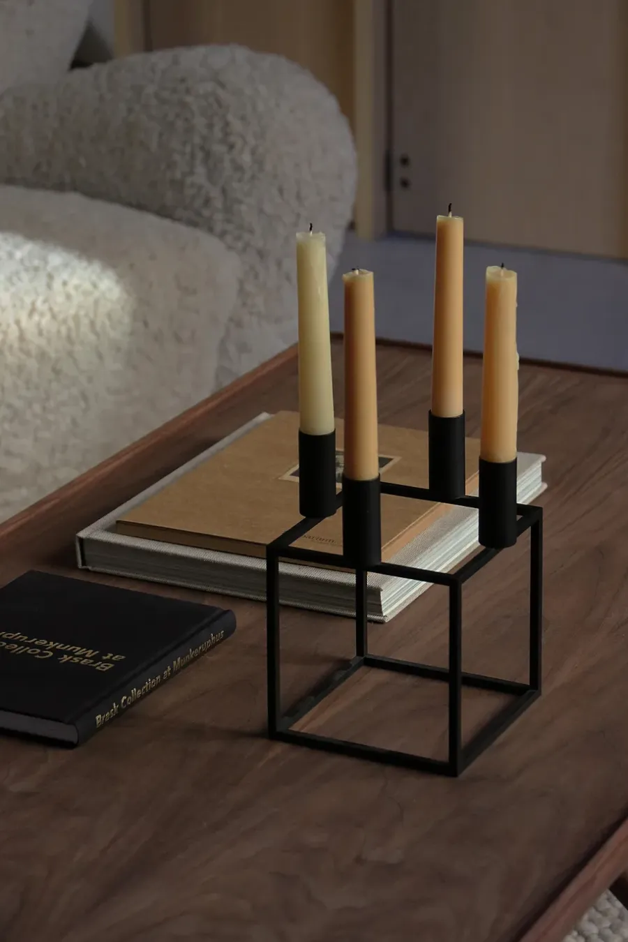 Audo Copenhagen Kubus 4 kandelaar, black (zwart)< Adventskandelaars & -Kaarsen