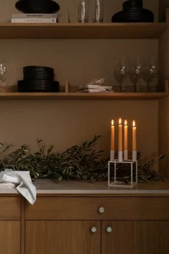 Audo Copenhagen Kubus 4 kandelaar, white (wit)< Adventskandelaars & -Kaarsen