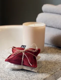 Himla Lavendula geurzakje 9x9 cm, Lingonberry-oatmeal< Geurkaarsen & Aroma Diffusers