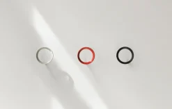 Normann Copenhagen Loop haak medium Ø7,8 cm, Black< Haken & Hangers