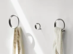 Normann Copenhagen Loop haak medium Ø7,8 cm, Brushed Zinc< Haken & Hangers