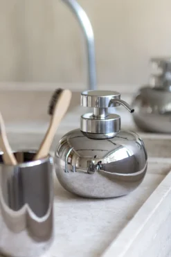 Mette Ditmer Lotus zeepdispenser laag, Chrome< Zeepdispensers & Zeepschaaltjes