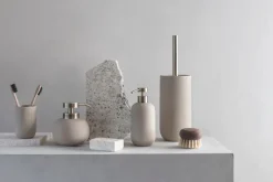 Mette Ditmer Lotus zeepdispenser, zand (gebroken wit)< Zeepdispensers & Zeepschaaltjes