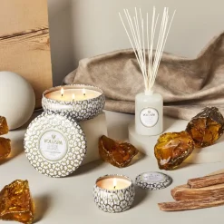 Voluspa Maison Blanc 3-wick Tin geurkaars 40 uur, Suede Blanc< Geurkaarsen & Aroma Diffusers