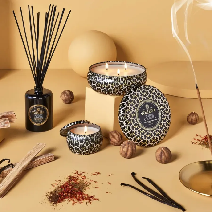 Voluspa Maison Noir Mini Tin geurkaars 25 uur, Ambre Lumiere< Geurkaarsen & Aroma Diffusers