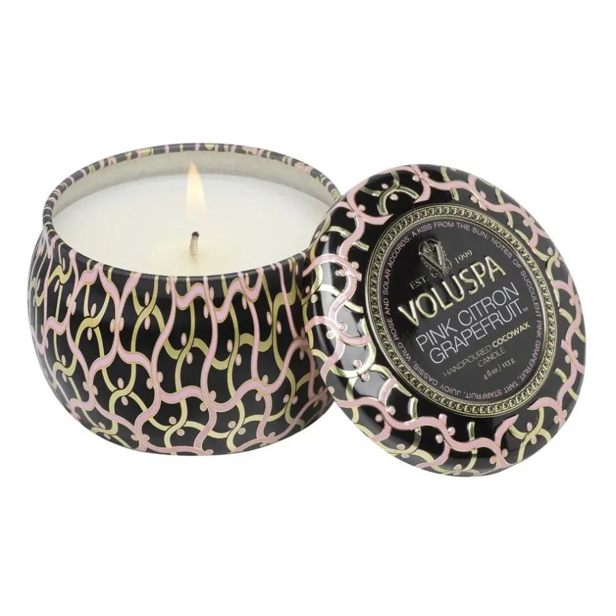 Voluspa Maison Noir Mini Tin geurkaars 25 uur, Pink Citron Grapefruit< Geurkaarsen & Aroma Diffusers