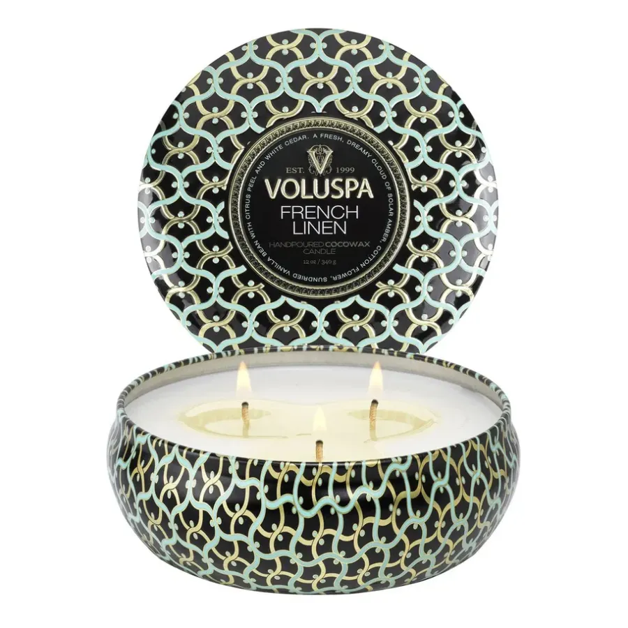 Voluspa Maison Noir 3-wick Tin geurkaars 40 uur, French Linen< Geurkaarsen & Aroma Diffusers