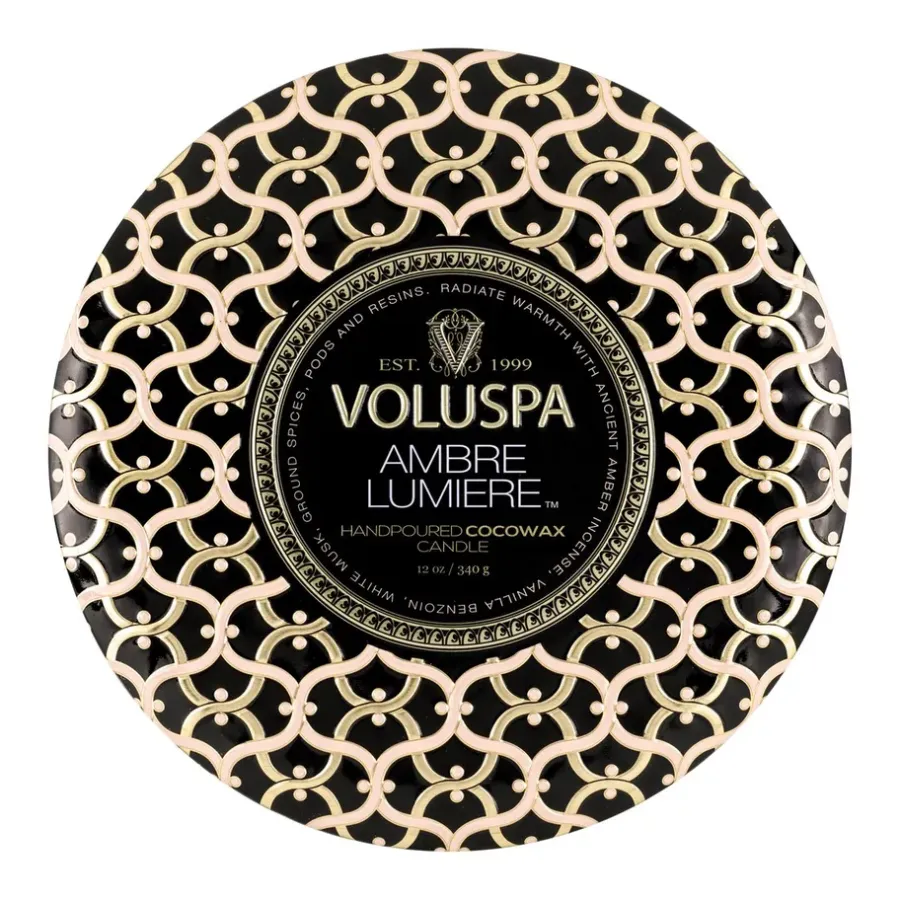 Voluspa Maison Noir 3-wick Tin geurkaars 40 uur, Ambre Lumiere< Geurkaarsen & Aroma Diffusers