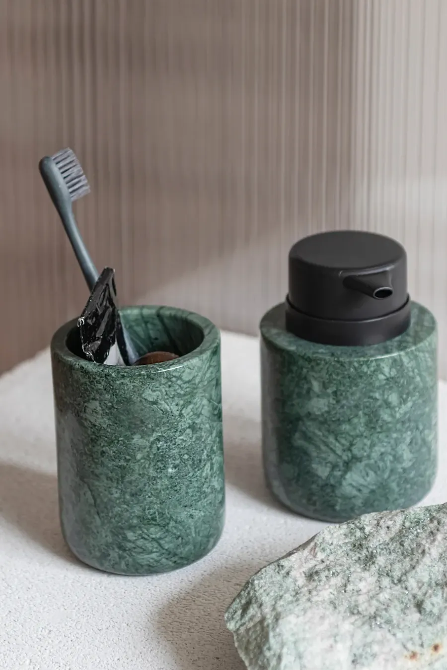 Mette Ditmer Marble tandeborstelbeker 10 cm, Dark forest< Tandenborstelhouders