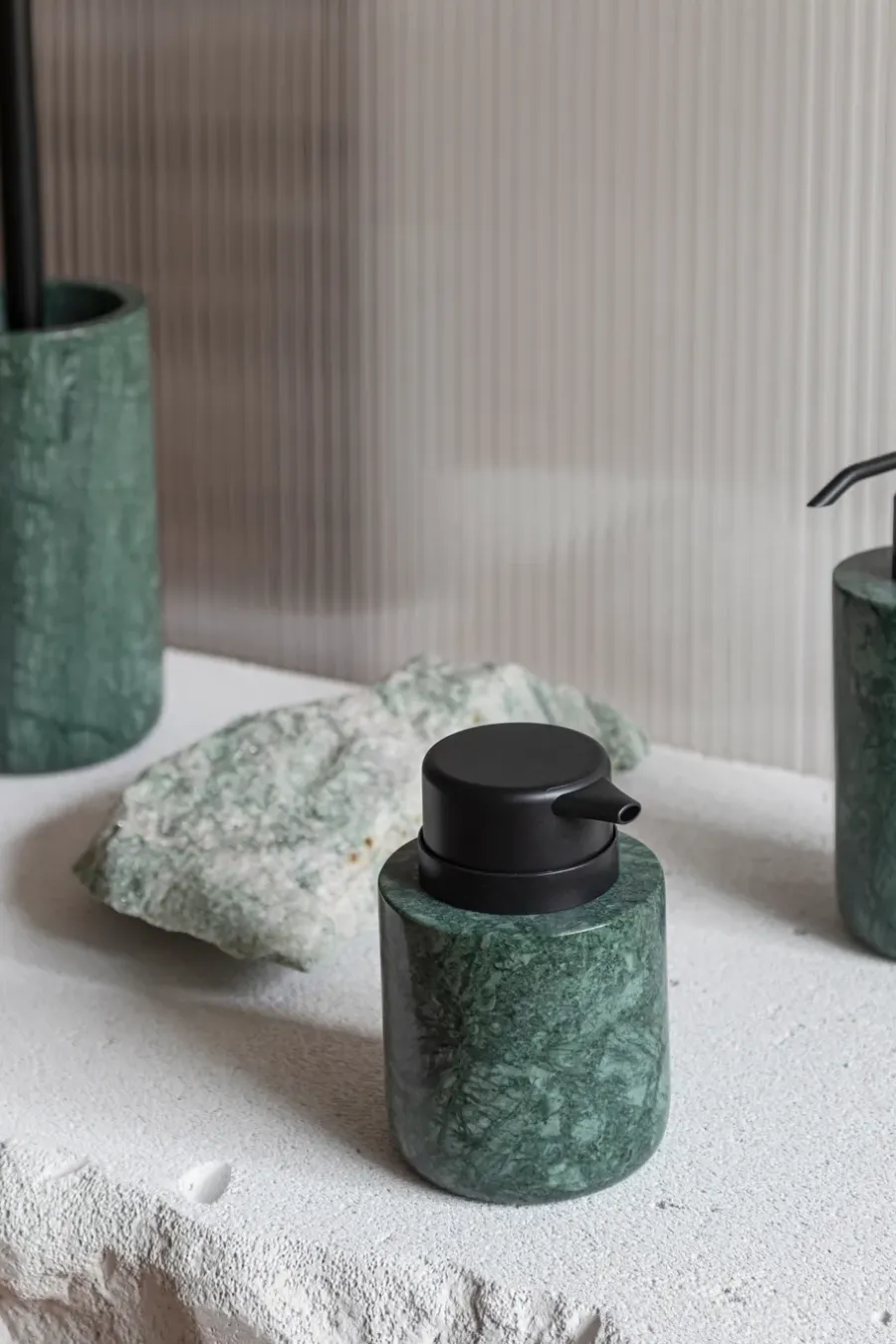 Mette Ditmer Marble zeeppomp 12,5 cm, Dark forest< Zeepdispensers & Zeepschaaltjes