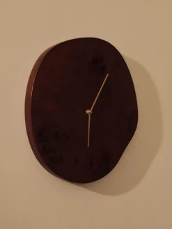 Ferm Living Melt wandklok 28x33 cm, Dark stained burl< Wandklokken