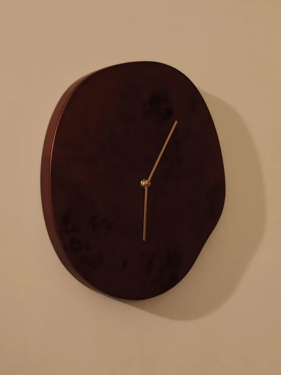 Ferm Living Melt wandklok 28x33 cm, Dark stained burl< Wandklokken