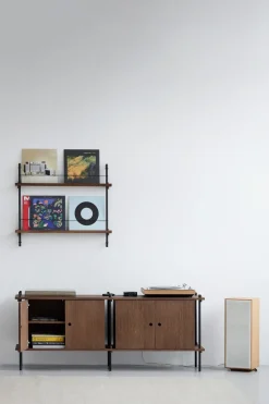 MOEBE tijdschriftstandaard, Smoked oak-black< Tijdschriftenrekken