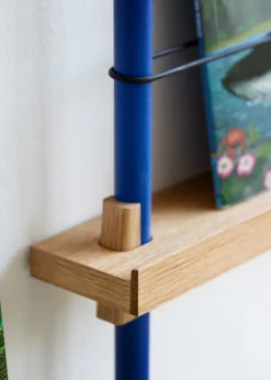 MOEBE tijdschriftstandaard, Smoked oak-blue< Tijdschriftenrekken