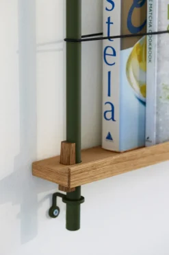 MOEBE tijdschriftstandaard, Oak-green< Tijdschriftenrekken