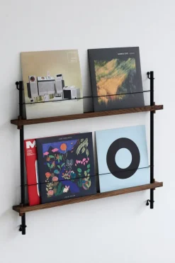 MOEBE tijdschriftstandaard, Smoked oak-green< Tijdschriftenrekken