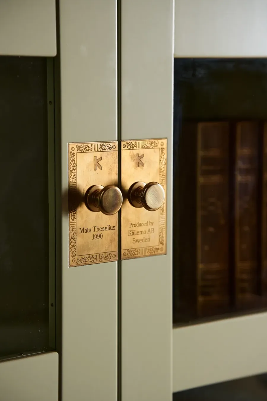 Källemo National Geographic boekenkast, Geel-bokszuil-messing< Kasten & Vitrines