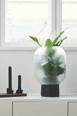 Gejst Nebl bloempot mat glas Ø26 cm, Zwart< Bloempotten