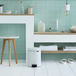 Brabantia New Icon pedaalemmer 5 liter, wit< Pedaalemmers