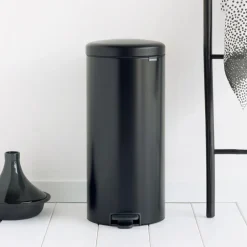 Brabantia New Icon pedaalemmer 30 liter, matt black (zwart)< Pedaalemmers