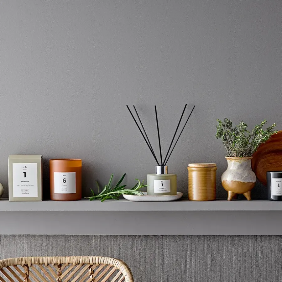 Illume x Bloomingville NO. 6 Sequoia geurkaars, 200 g + Giftbox< Geurkaarsen & Aroma Diffusers