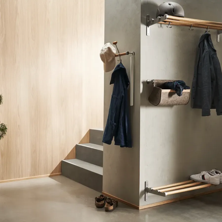 Essem Design Nostalgi Schoenenrek of hoedenplank, walnoothout, aluminium frame< Garderobehaken & Hoedenplanken