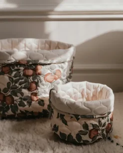 Garbo&Friends Pomme satijnen gewatteerde mand 2-delig, 20xØ20 cm + 30xØ30 cm< Opbergoplossingen Voor De Kinderkamer|Opbergmanden