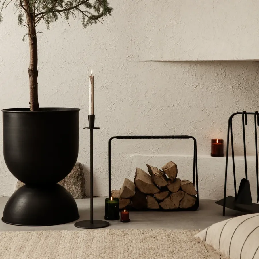 Ferm Living Port brandhoutmand, Zwart< Opbergmanden