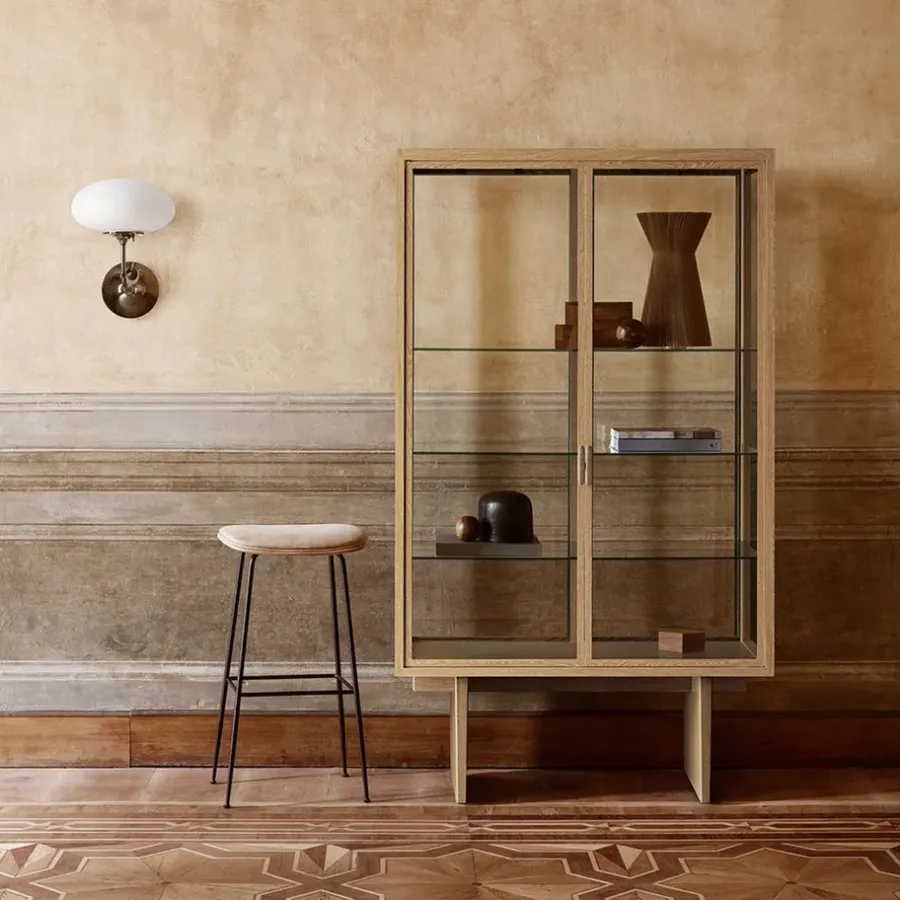 GUBI Private vitrinekast, glas, bruin-zwartgebeitst eikenhout< Kasten & Vitrines