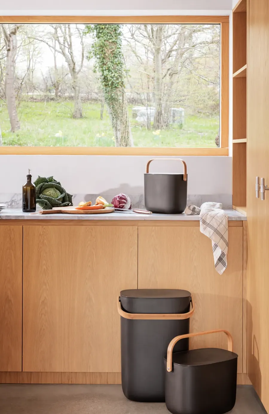 Eva Solo Reflect prullenbak 33 L, Black-brown< Prullenbakken